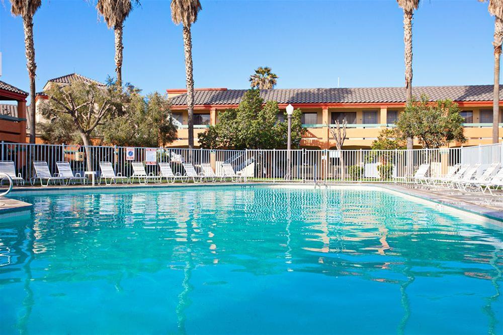 Spark By Hilton Santa Nella Zewnętrze zdjęcie
